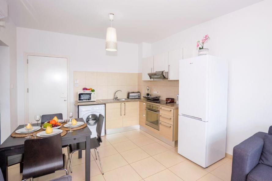 Laila - Coralli Beachfront Apartment Protaras Zewnętrze zdjęcie